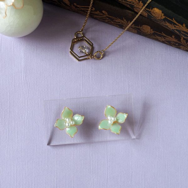 Four-petal mint green